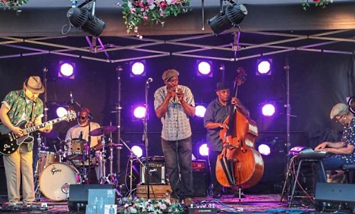 Ritchey Green (guitar); Kenrick Rowe (drums); Errol Linton (vocals & harmonica); Lance Rose (bass) & Petar Zivkovic (piano).